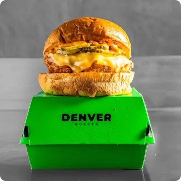 Hot Chick: contramuslo de pollo crujiente con gouda y salsa Emmy picante